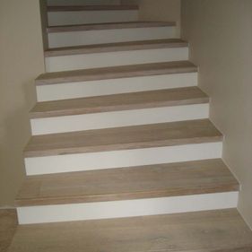 Stiege mit Parkettboden