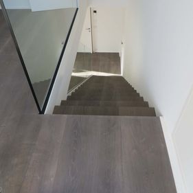 Stiege mit Parkettboden
