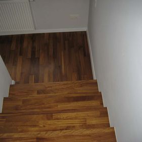 Stiege mit Parkettboden