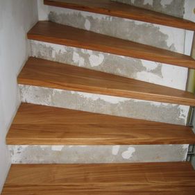 Stiege mit Parkettboden